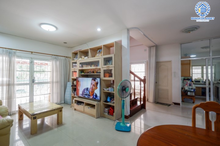 *****บ้านเดี่ยวมือสอง ม.อาภา1 ราชพฤกษ์ เนื้อที่ 53.1 ตร.ว. ฟังก์ชัน 3 ห้องนอน 3 ห้องน้ำ 2 ที่จอดรถ พื้นที่ใช้สอย 190 ตร.ม. การเดินทางสะดวก เชื่อมต่อถนนราชพฤกษ์, ถนนจรัญสนิทวงศ์, วงเวียนพระราม5 ใกล้รถไฟฟ้าสายสีแดง "สถานีตลิ่งชัน" และจุดขึ้นทางด่วน "ศรีรัช"